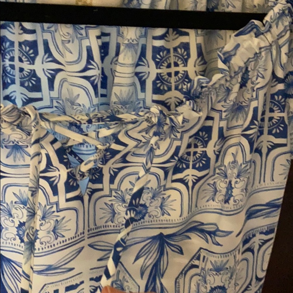 Woman’s top - Picture 2 of 3